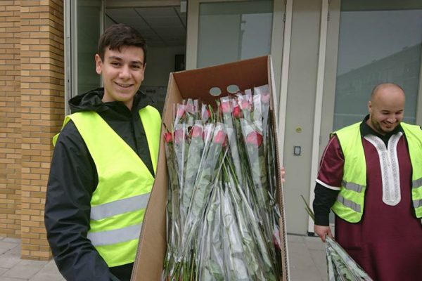 Moskee Al-Ihsane dankt haar buren met 300 rozen